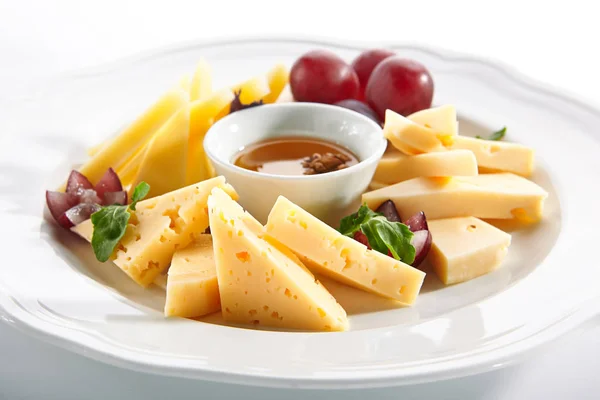奶酪拼盘与蜂蜜，坚果和葡萄在白色餐厅P — 图库照片
