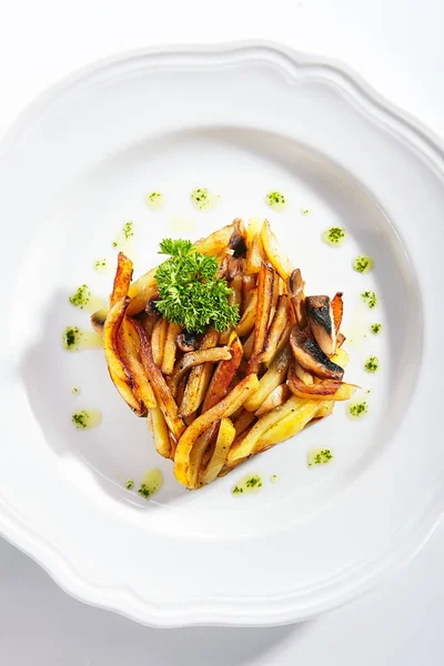 Patatas fritas con champiñones en una placa de restaurante aislada —  Fotos de Stock