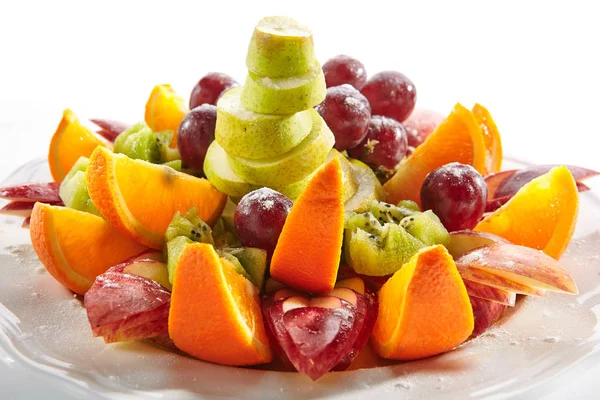 Placa de Fruta con Cuñas Naranjas, Manzana, Uvas, Kiwi y Pera — Foto de Stock