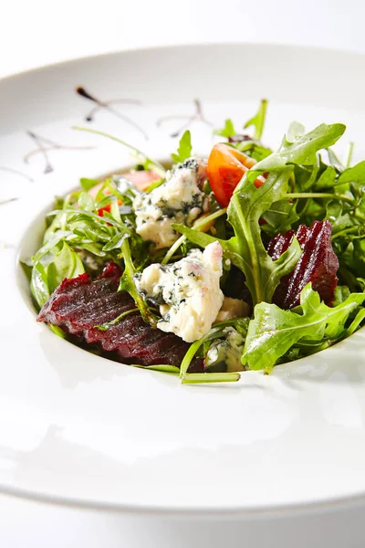 Ensalada de remolacha con rúcula, queso Gorgonzola, rúcula y tomate — Foto de Stock