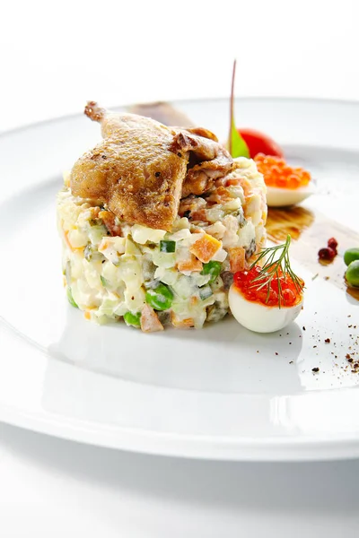 Olivier salade of Russische salade met geroosterde kwartel — Stockfoto