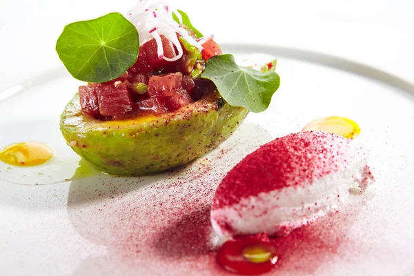 Tártaro de atún elaborado con pescado crudo servido en aguacate —  Fotos de Stock