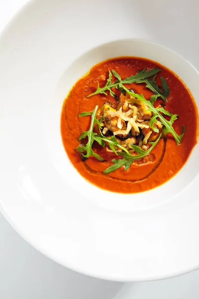 Kryddig tomatsoppa med stekta musslor och chili peppar — Stockfoto