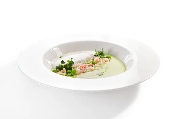 Grüne Erbsensuppe mit Krabben und Kokosnuss-Espuma — Stockfoto
