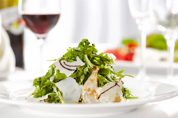 Gourmet Restaurante Deliciosa Cena Primer Plano Ensalada Con Alas Codorniz — Foto de Stock