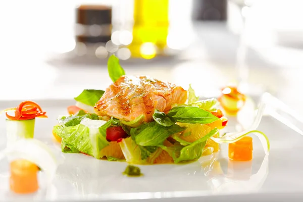 Insalata Calda Con Salmone Alla Griglia Verdure — Foto Stock