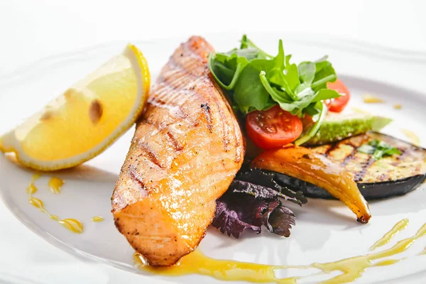 Filete de salmón a la parrilla o filete de pescado rojo Bbq aislado en blanco —  Fotos de Stock