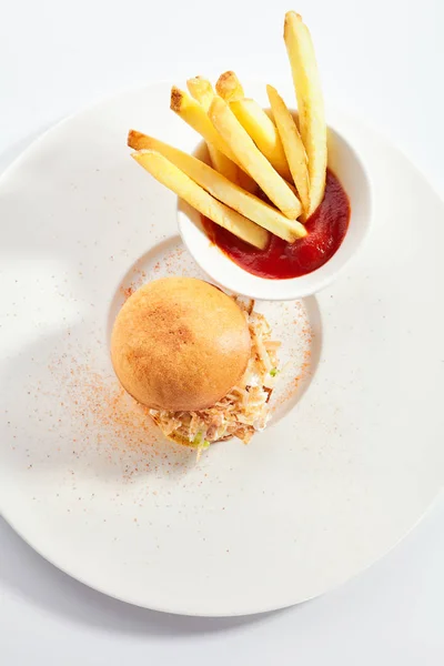 Hamburguesa con carne de cangrejo y papas fritas de cerca — Foto de Stock