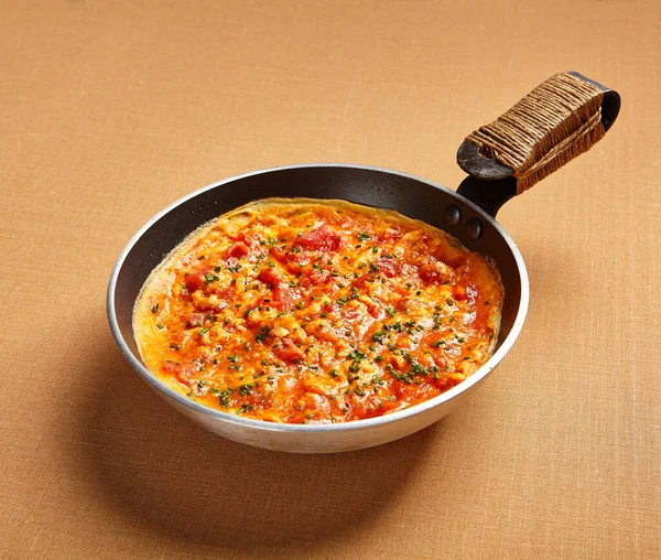 Tortilla Con Tomates Condimentos Huevos Batidos Con Salsa Servidos Sartén —  Fotos de Stock