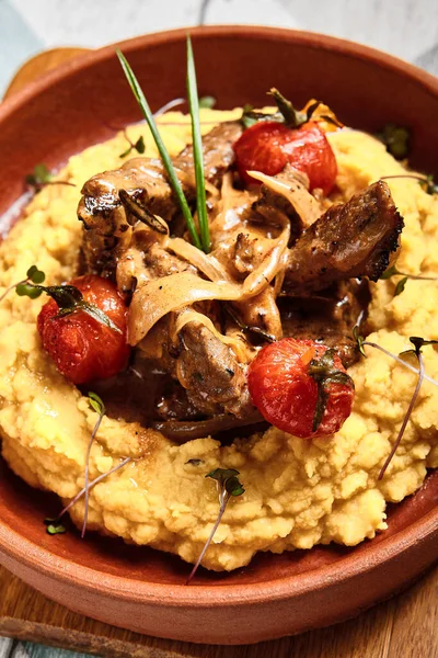 Hummus Mit Rindfleisch Brauner Schüssel Serviert Kalbfleisch Mit Gemüse Nahaufnahme — Stockfoto