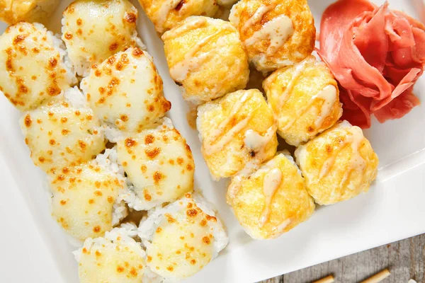 Gebakken Broodjes Witte Plaat Bovenaanzicht Heerlijke Hete Sushi Sashimi Met — Stockfoto