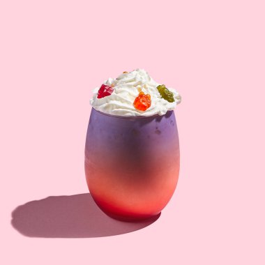 Pembe arka planda milkshake. Sert gölge. En az içki alışkanlığı