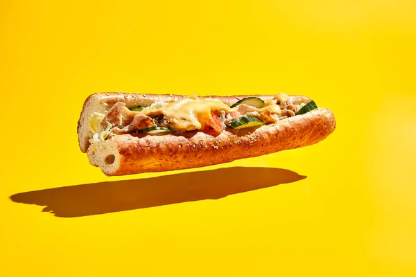 American Fast Food Conceito Mínimo Sanduíche Frango Voador Fundo Amarelo — Fotografia de Stock
