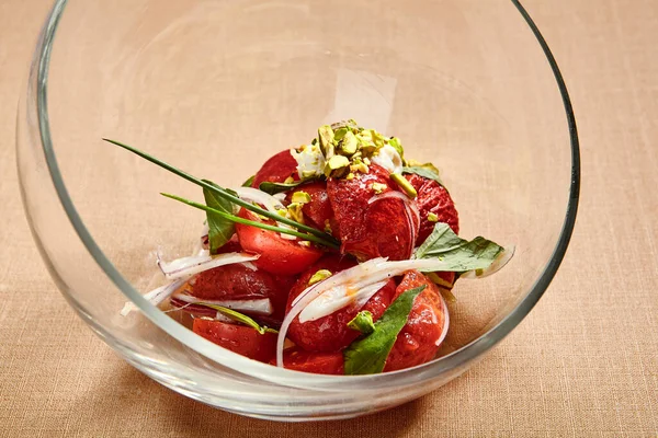 Tomater Med Stracciatella Rund Genomskinlig Glasskål Tomatsallad Lyxig Restaurang Sida — Stockfoto