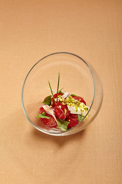 Pomidory Stracciatellą Okrągłej Szklanej Misce Widok Sałatkę Pomidorową Luksusowa Restauracja — Zdjęcie stockowe