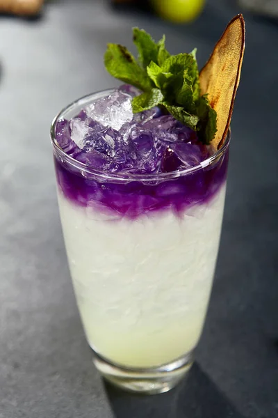 Cocktail Moderno Com Pêra Ube Batata Doce Bebida Frescura Filipina — Fotografia de Stock