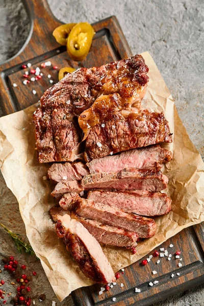 Klassisches Ribeye Steak Serviert Gewachstem Papier Auf Einem Holzschneidebrett Gegen — Stockfoto