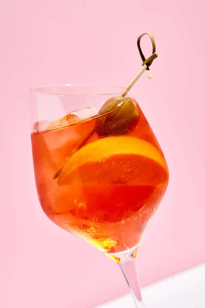 Aperol Spritz Auf Rosa Hintergrund Rosa Und Weißer Hintergrund Hartes — Stockfoto