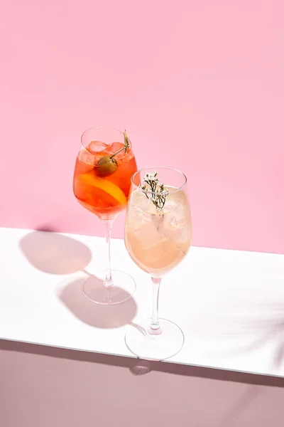 Koktajl Aperol Spritz Różowym Tle Słoneczne Cieniowe Tło Różowy Biały — Zdjęcie stockowe