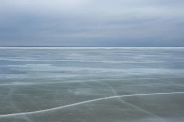 冬のスカイラインと凍った湖 — ストック写真