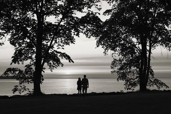 黑白图像的 Unrecognazible 夫妇站在旁边的水 — 图库照片