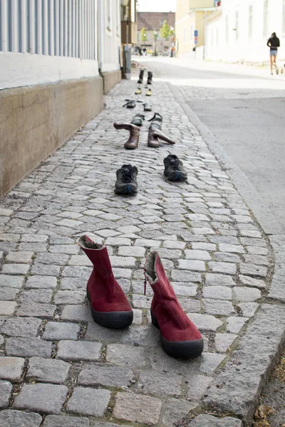 Üst üste kaldırımda eski ayakkabı.