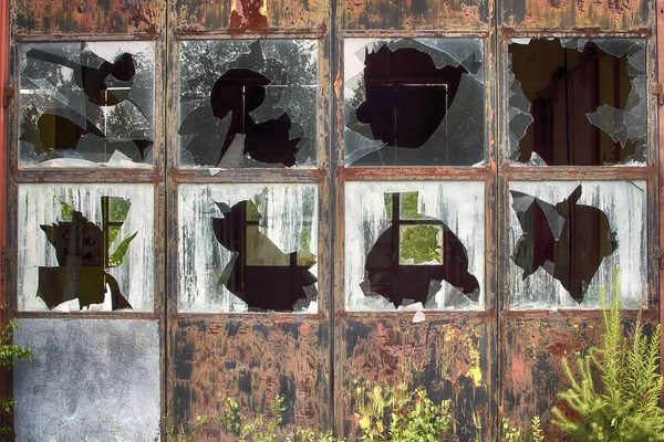 Zerbrochene Fenster Alter Rostiger Industriehalle — Stockfoto