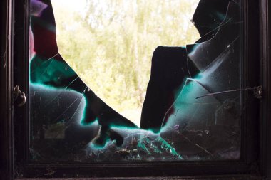 Eski cam kırık cam ile farklı renklerle boyalı.