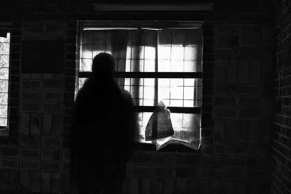 Sombra Fantasma Junto Ventana Una Casa Abandonada Imagen de archivo