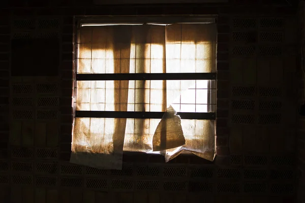 Velha Janela Suja Com Cortinas Quebradas Quarto Abandonado Com Paredes — Fotografia de Stock