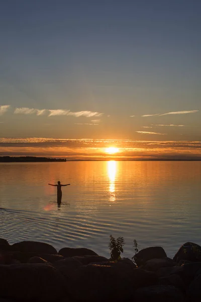 Mujer Irreconocible Como Una Silueta Parada Agua Abrazando Amanecer —  Fotos de Stock