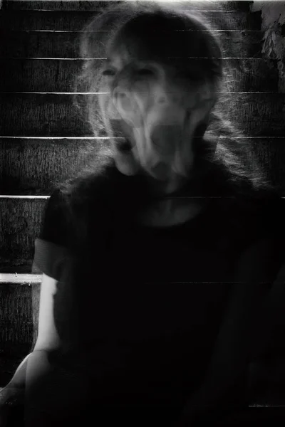 Sombre Noir Blanc Image Rugueuse Une Femme Méconnaissable Mouvement Flou — Photo