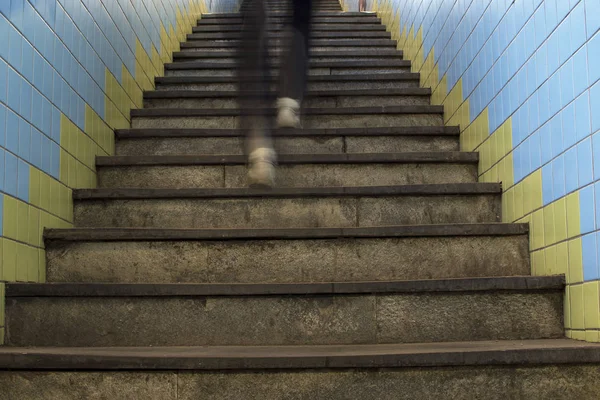 Ноги Движении Размыты Лестнице Станции Метро — стоковое фото