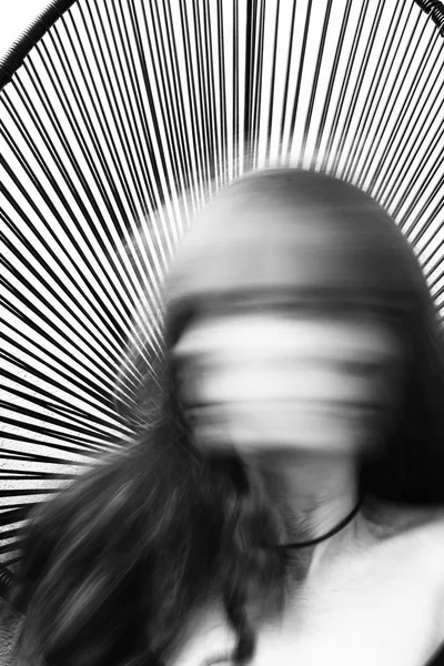 Kreativa Abstrakt Porträtt Ansiktslösa Kvinna Rörelse Oskärpa Svart Och Vitt — Stockfoto