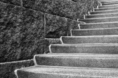 Eski taş basamaklar ve mimari desen olarak eski taş duvar.