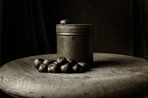 Bodegón Anticuado Sepia Castañas —  Fotos de Stock