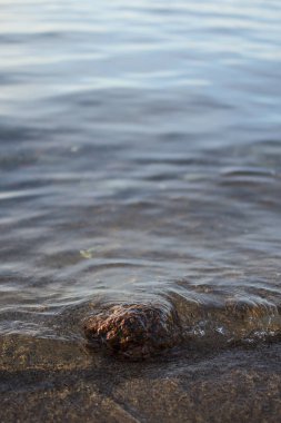 Tatlı su hareket ile sahilde rock