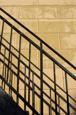 Çizgiler ve gölgeler kirece eski duvar olarak yangın kaçış merdiven mimari detay.