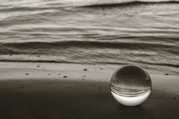 Una Bola Vidrio Playa Con Agua Fondo — Foto de Stock