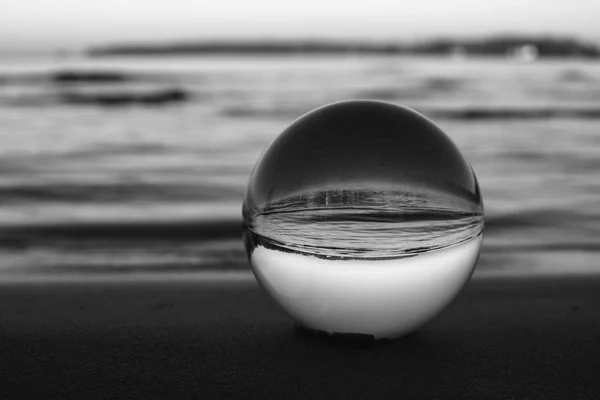 Крупним Планом Скляна Куля Пляжі Чорно Білому Художньому Світлі — стокове фото