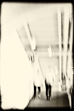 Soyut hareket bulanıklığı merdivenlerde yürüyen iki kişi.