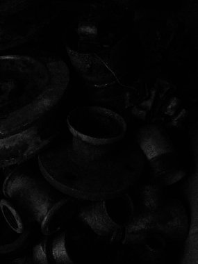 Çok karanlık, dokulu görüntü eski paslı sıhhi tesisat parçaları siyah beyaz