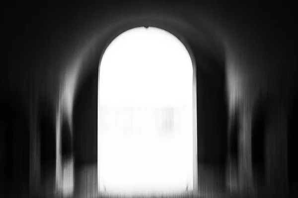 Abstrakta rörelseoskärpa bild i svartvitt av bågen av en gammal — Stockfoto