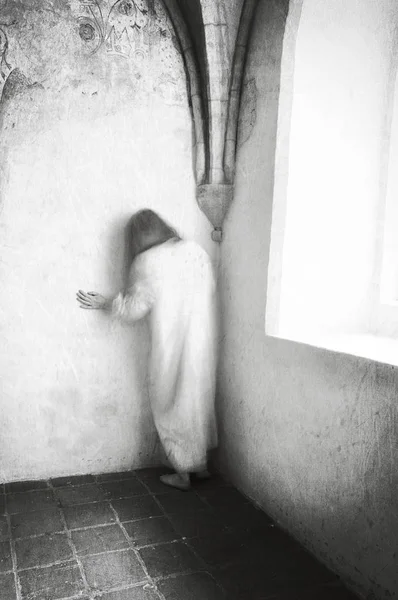Mujer desesperada en un antiguo hospital psiquiátrico Fotos de stock libres de derechos