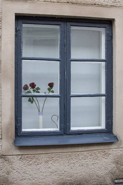 赤いバラと絵のように古い時代遅れの窓 — ストック写真