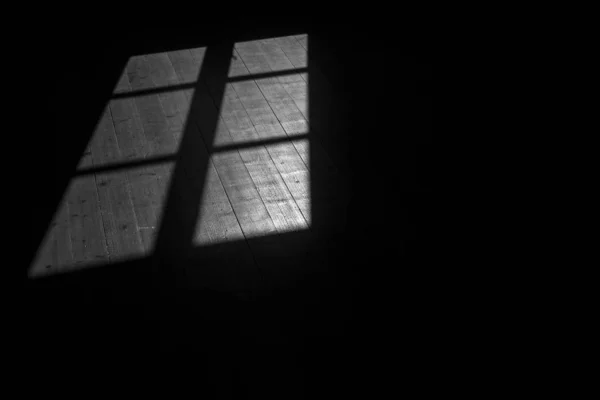 Ombra di finestra in bianco e nero sul vecchio pavimento in legno come zaino — Foto Stock