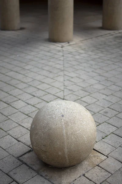 Close-up van ronde steen met pilaren op de achtergrond — Stockfoto