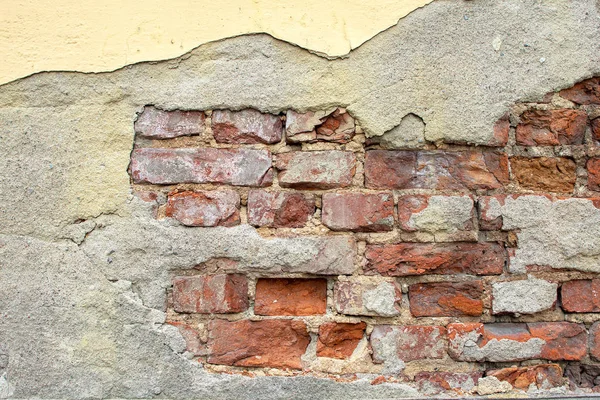 Closeup of broken brickwall on ancient building. — Stock Photo, Image