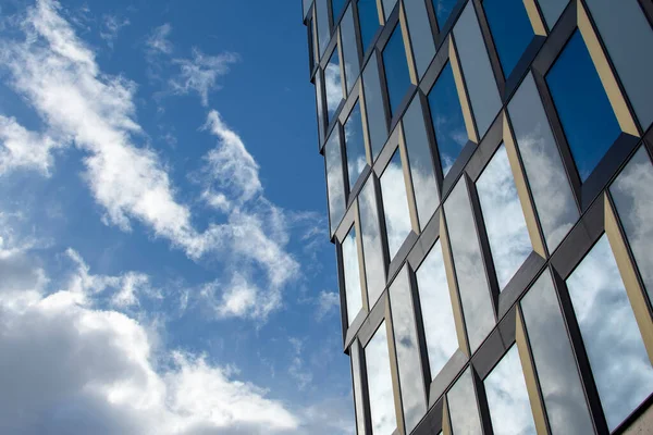 Современная Архитектура Отражением Облаков Голубого Неба — стоковое фото