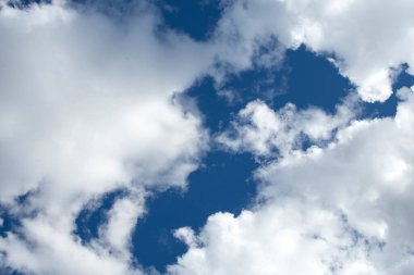 Arkaplan olarak mavi gökyüzünde bulutlu bir manzara